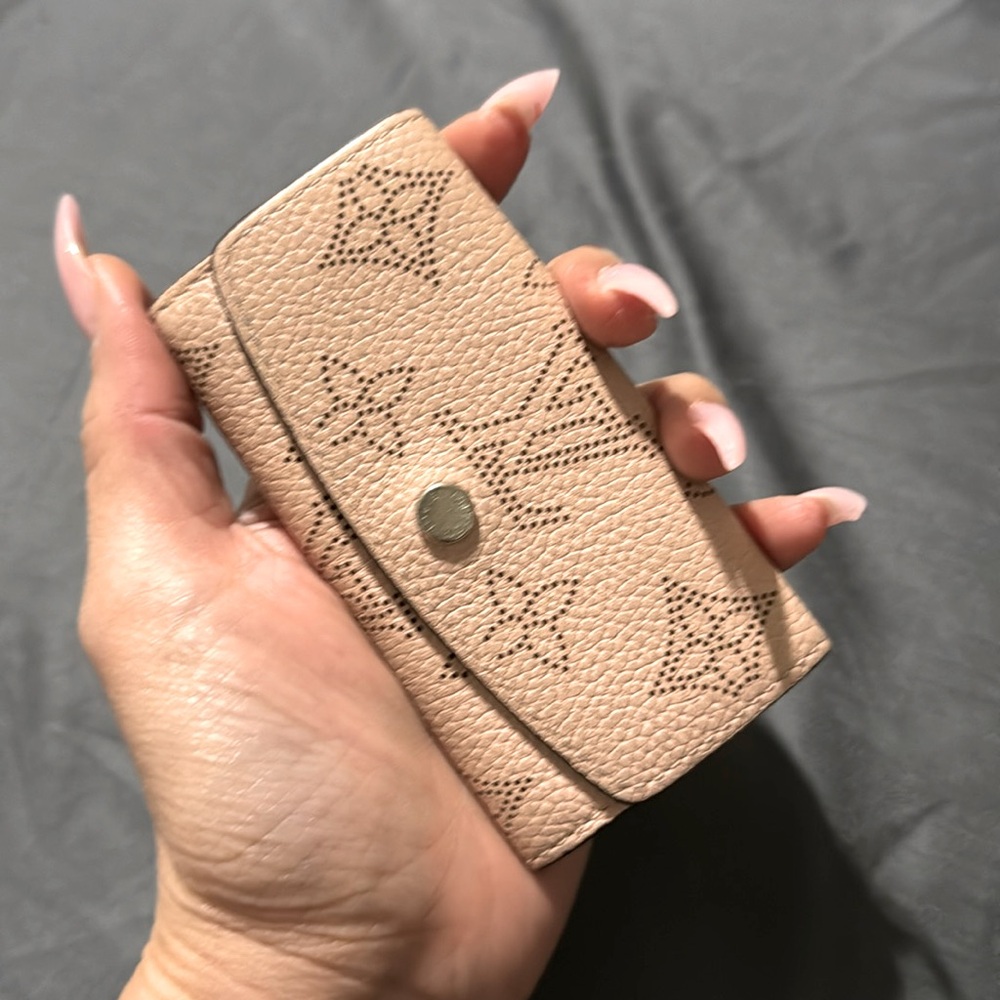 Louis Vuitton Monogram Mahina 4 key
